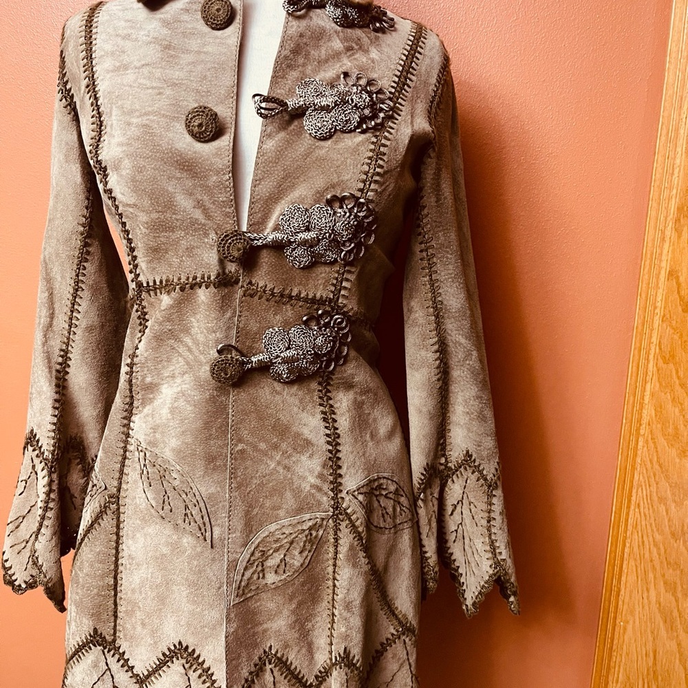 Women's Beige Suede Leather Jacket with Embroidered Detailing - Picture 6 of 15